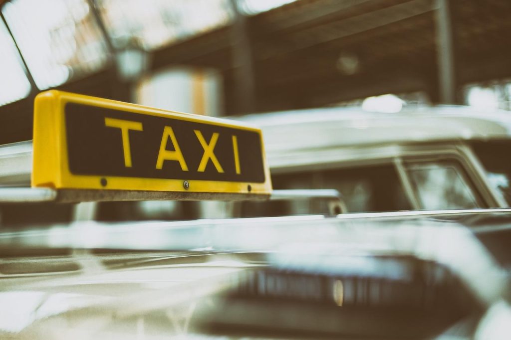 Groene milieuvriendelijke taxi's met elektrische en hybride voertuigen, modern en duurzaam vervoer voor stadsverkeer