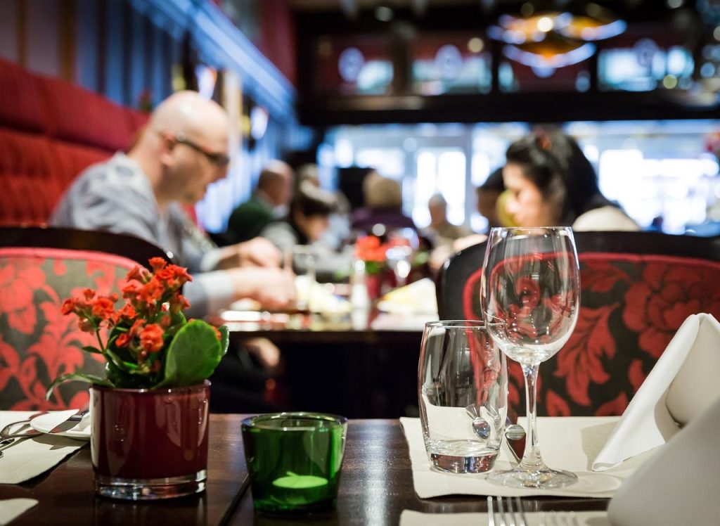 Elegante privé-eetruimte voor private dining bedrijfsevenement met professionele tafelschikking en sfeervolle verlichting