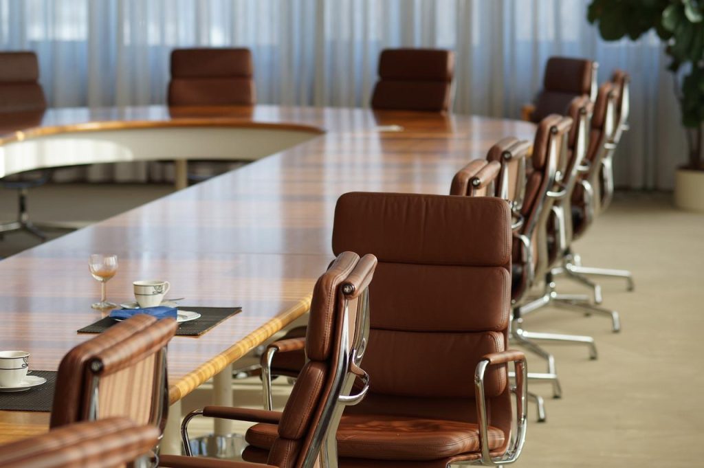 Groep professionals in een open vergaderruimte practiceert strategieën voor het faciliteren van effectieve brainstormsessies