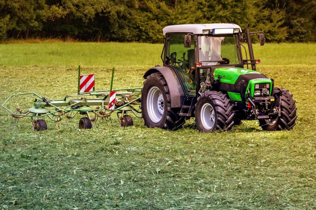 Tractor voor machineverka op met aantrekkelijke presentatie van verhuurmogelijkheden