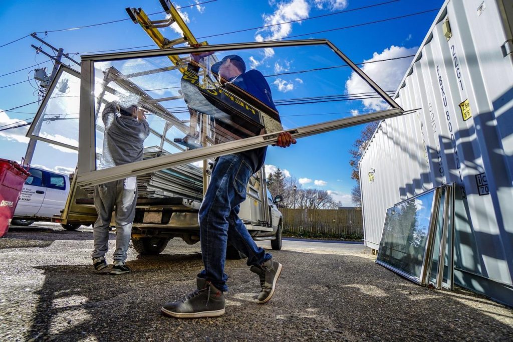 Professionele glaszetter voert reparatie uit aan moderne raam als onderdeel van glaszetterdiensten in Barneveld