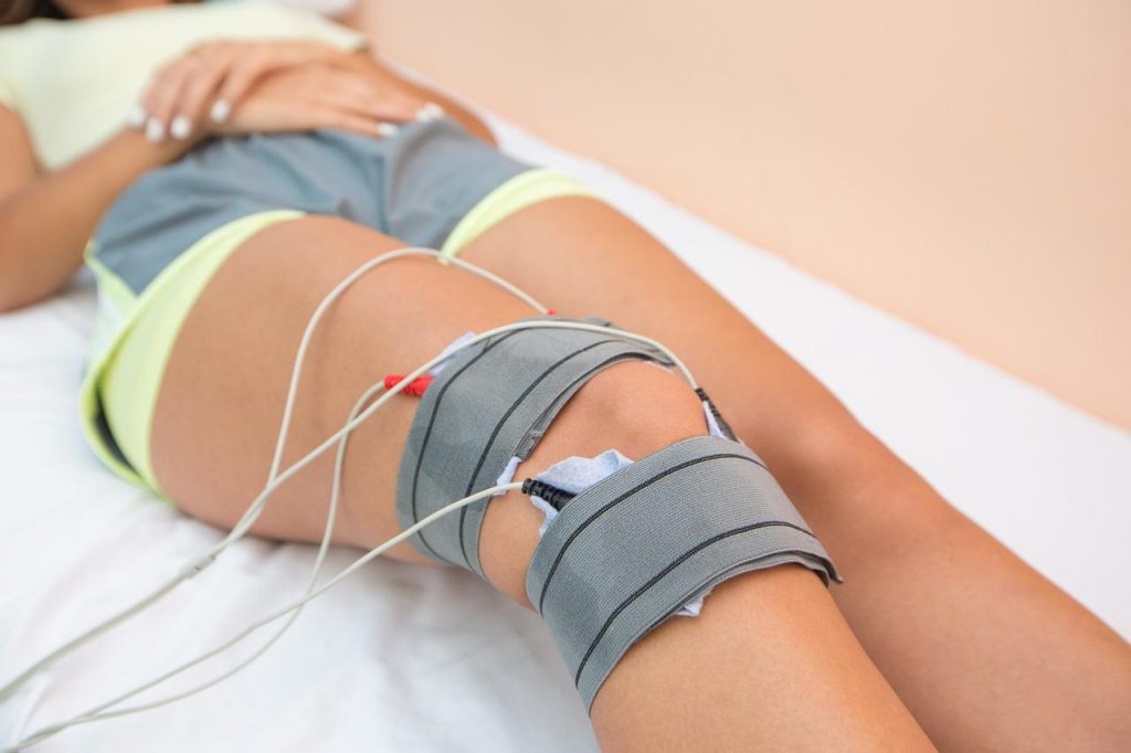 Fysiotherapeut in Maassluis behandelt patiënt met moderne therapietechnieken voor mobiliteit en gezondheid