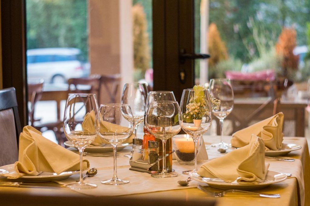 Visuele begrippenlijst voor culinaire avonturiers met illustraties van kooktechnieken en Franse gastronomische termen