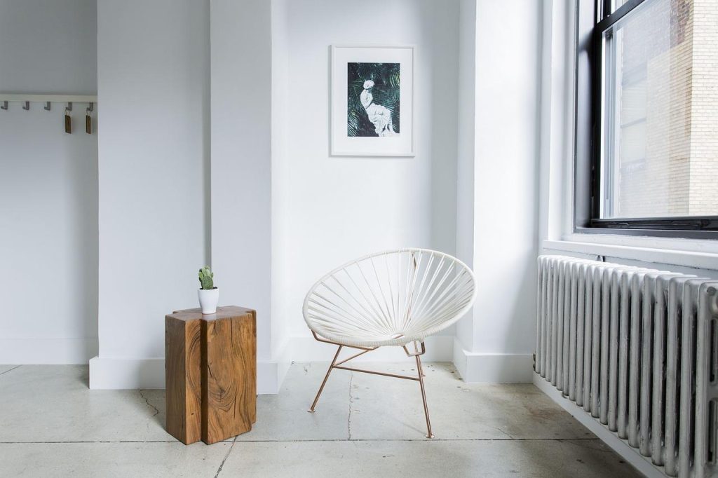 Dekvloer als vloerbedekking met naadloze afwerking in moderne woonkamer